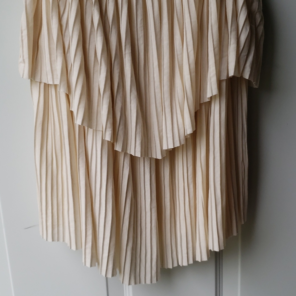 H&M Strappy Tiered & Pleated Cami w/ Built-in Bra - Picture 3 of 15